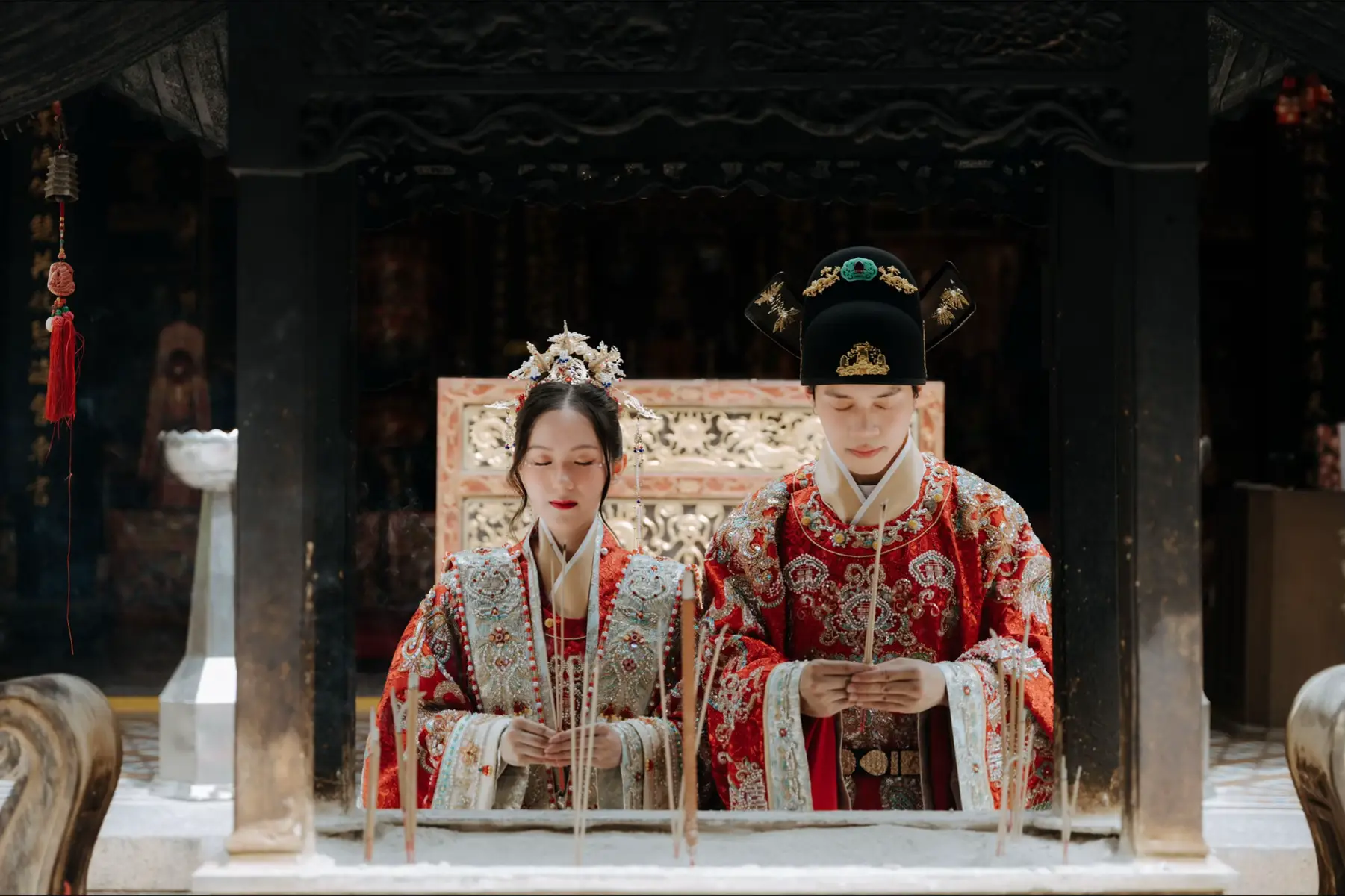 Locations all in 🇸🇬 !! Don’t need fly overseas 🤭 1. Thian Hock Keng Temple Telok Ayer  2. Bamboo Grove along Changi Airport Connector  3. Random coffeeshop  . Outfits are all from @yvonnecreative !! U will be spoilt for choice there. 不管是前世还是今生 💯  . 💍: @diamondateliers.sg  📸: @iamkennychoy  💄: @adeline.ariel