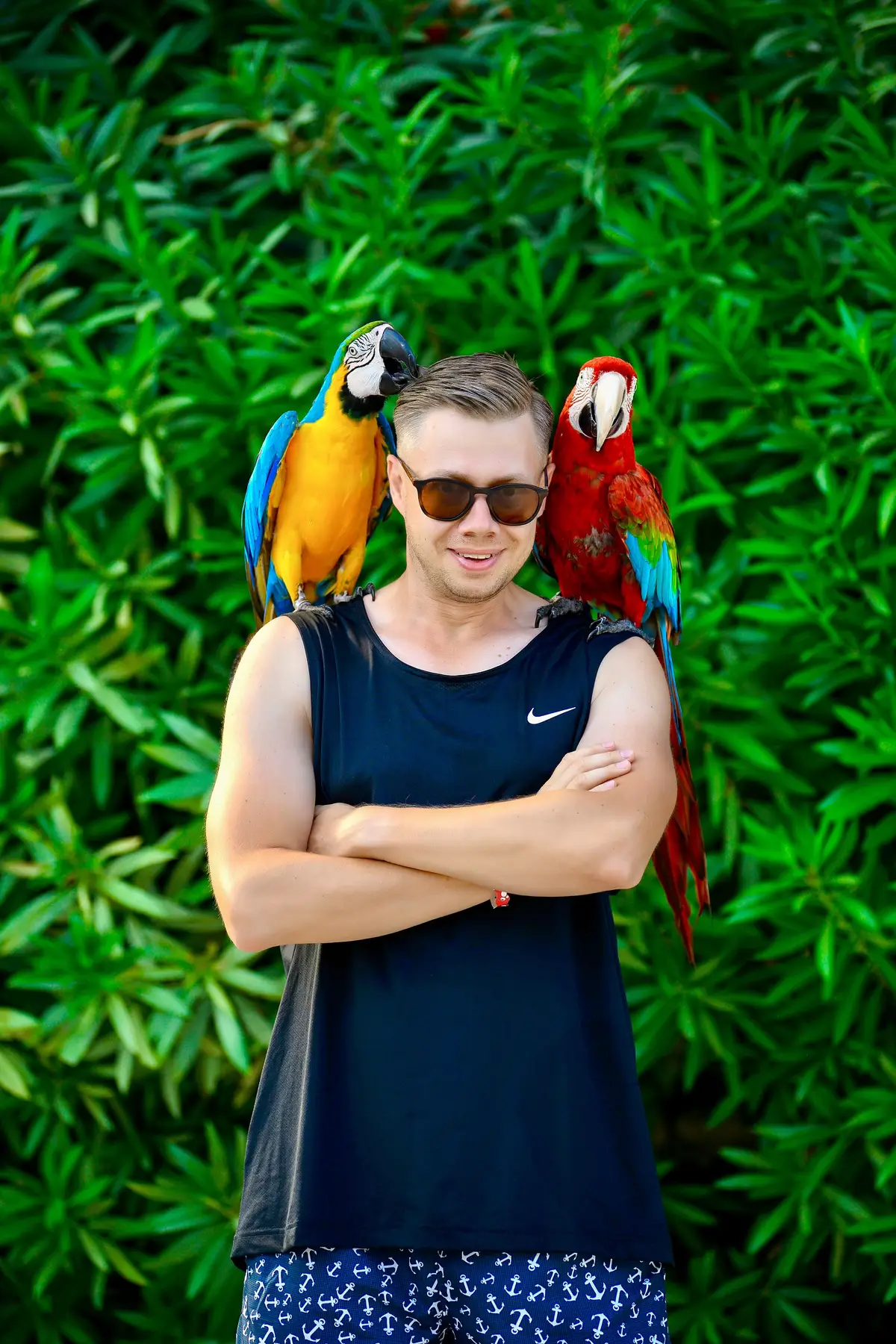 Wolność nie zawsze wygląda poważnie. Czasem ma kolory, śmiech i słońce na twarzy. Bo nie chodzi o to,  żeby wyglądać „jak człowiek sukcesu”. Chodzi o to, żeby żyć po swojemu — nawet jeśli nie mieścisz się w niczyich ramach. ~ Łukasz Cichocki