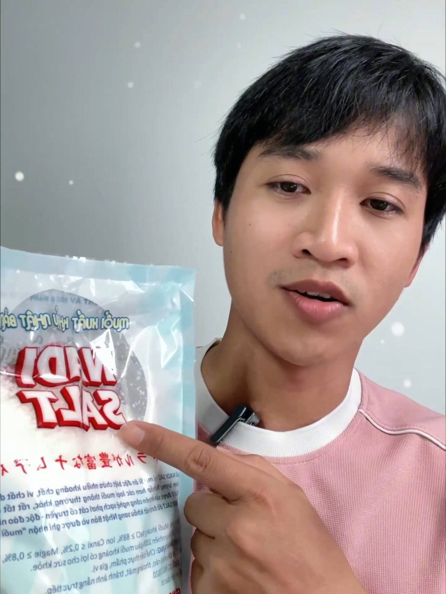 Đừng vội mua muối thô nếu bạn chưa xem video này. 90% mọi người đang dùng… sai hoàn toàn. Muối thô có thể giúp bạn bổ sung khoáng chất, nhưng chọn nhầm thì chỉ thêm tạp chất vào người. Nhớ kỹ 2 điều này để tốt cho sức khỏe: -Tổng lượng muối mỗi ngày của người bình thường không nên quá 5g -Muối thô tốt nhưng thiếu iod → vẫn phải bổ sung đủ để bảo vệ tuyến giáp. #thanhnhan #chiasegiatri #suckhoe