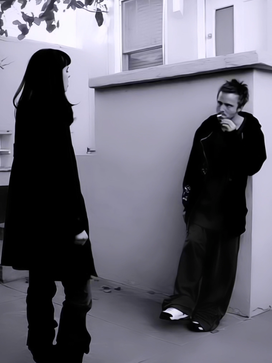 و دخلت دياراً قد هجرتها زمناً فما وجدتني إلا غريبا بين جدران الذكرى كاني لم ارحل قط بل رحل الزمان عني وبقيت اسيراً في صور ما بليت و نقوش ما زالت تنبض بالحكايات #tiktok#explore#fyp #Love#ستوريات_انستا