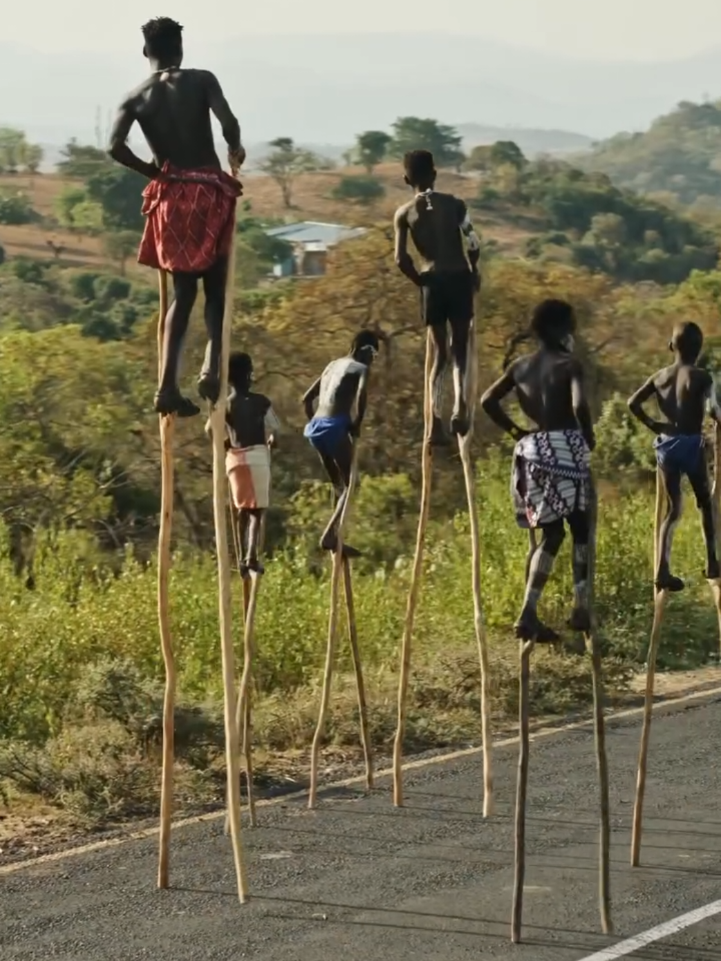 Tahukah kalian bahwa ternyata Egrang tidak hanya ada di Indonesia. Ternyata, pada salah satu negara yang terletak di Benua Afrika yaitu Ethiopia, engrang berfungsi sebagai alat untuk bertahan hidup bagi masyarakat lokal khususnya suku Banna.  Suku Banna tinggal di barat daya Ethiopia, khususnya di Lembah Omo Bawah yang terletak di antara Sungai Omo dan Weyto. Engrang sendiri bagi masyarakat suku Banna tidak hanya sekedar permainan tradisional, engrang lebih dari itu!  Suku Banna sebagai suku yang bertahan hidup dengan cara berternak, mereka memanfaatkan engrang yang tingginya sekitar dua hingga tiga meter untuk menghindari serangan binatang buas.  Untuk mengendalikan engrang sebesar itu tidak lah mudah, perlu menguasai keseimbangan, ketangkasan, dan kekuatan fisik yang memadai. Sehingga kebiasaan untuk menggunakan engrang yang pada awalnya untuk menghindari serangan binatang buas, lambat laun penggunaan engrang ini melekat pada kehidupan sosial-budaya masyarakat suku Banna.  Kemelekatan engrang dalam kehidupan sosial-budaya masyarakat suku Banna sendiri bahkan menjadi salah satu bentuk ritual wajib, yaitu ritual kedewasaan.  Bagi pemuda yang menguasai engrang dapat ditasbihkan menjadi pria dewasa yang siap bertanggung jawab, berpikiran mandiri, berkemauan keras, serta memiliki kepercayaan diri yang tinggi untuk menjalani hidup.