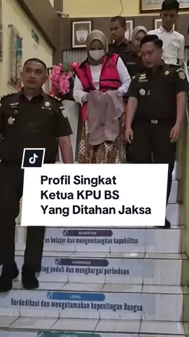 Profil Singkat Ketua KPU BS yang Ditahan Jaksa — Bengkulu Selatan - Erina Okriani merupakan salah satu figur perempuan yang dikenal aktif di lingkungan penyelenggara pemilu daerah. Ia menjabat sebagai Ketua KPU Kabupaten Bengkulu Selatan periode 2023–2028, menggantikan kepengurusan sebelumnya. Namanya tercantum secara resmi dalam laman kab-bengkuluselatan.kpu.go.id, berdampingan dengan empat komisioner lainnya yang membidangi divisi teknis, data, sosialisasi, serta logistik pemilu. Selama masa tugasnya, Erina kerap tampil dalam kegiatan sosialisasi pendidikan pemilih, koordinasi pengawasan tahapan, dan pelaksanaan pelatihan badan ad-hoc. Beberapa dokumentasi resmi KPU setempat memperlihatkan keaktifannya dalam memimpin rapat koordinasi dan membuka acara resmi yang berkaitan dengan persiapan pemilihan serentak tahun 2024 serta Pemungutan Suara Ulang (PSU) Bengkulu Selatan yang dijadwalkan pada April 2025. Tersandung Etika Sebelum Kasus Korupsi: Sebelum penetapan tersangka korupsi, KPU Bengkulu Selatan juga sempat terseret dalam persoalan etik penyelenggara pemilu. Dewan Kehormatan Penyelenggara Pemilu (DKPP) pernah menerima laporan dugaan pelanggaran kode etik yang melibatkan jajaran KPU Bengkulu Selatan, termasuk ketuanya, terkait proses pengangkatan badan ad-hoc dan rangkap jabatan dalam pelaksanaan PSU. Meski belum ada sanksi final yang dijatuhkan, pemeriksaan DKPP tersebut sempat menjadi sorotan karena menunjukkan adanya persoalan integritas internal di tubuh penyelenggara pemilu tingkat kabupaten. Aset dan Harta Kekayaan Masih Tertutup: Seiring mencuatnya perkara dugaan korupsi, publik mulai menyoroti aspek transparansi harta kekayaan para penyelenggara pemilu. Salah satu instrumen utama pengawasan publik adalah Laporan Harta Kekayaan Penyelenggara Negara (LHKPN) yang diwajibkan untuk diisi oleh pejabat KPU di setiap tingkatan. Namun, hingga berita ini disusun, data LHKPN atas nama Erina Okriani belum tersedia secara terbuka di portal e-LHKPN KPK. Penelusuran melalui laman resmi KPK dan situs KPU Bengkulu Selatan belum menunjukkan adanya publikasi laporan kekayaan yang bisa diakses publik. Ketiadaan data ini menimbulkan pertanyaan terkait kepatuhan administratif pejabat publik terhadap kewajiban pelaporan aset, sekaligus membuka ruang bagi penegak hukum untuk menelusuri potensi keterkaitan antara perubahan harta dan dugaan tindak pidana yang kini disidik. (Cik) #ketuakpu #bengkuluselatan #kpu #komisipemilihanumum #profil 