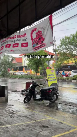 Akhirnya kena juga korban pertalite. Yang belum tinggal nunggu giliran aja. Untuk sementara pakai pertamax turbo aja dulu uenak enteng poll sing tak rasain. hindari pertalite dulu ya rek.. #korbanpertalite #ahas #honda #pertamina #pertaminajatim 