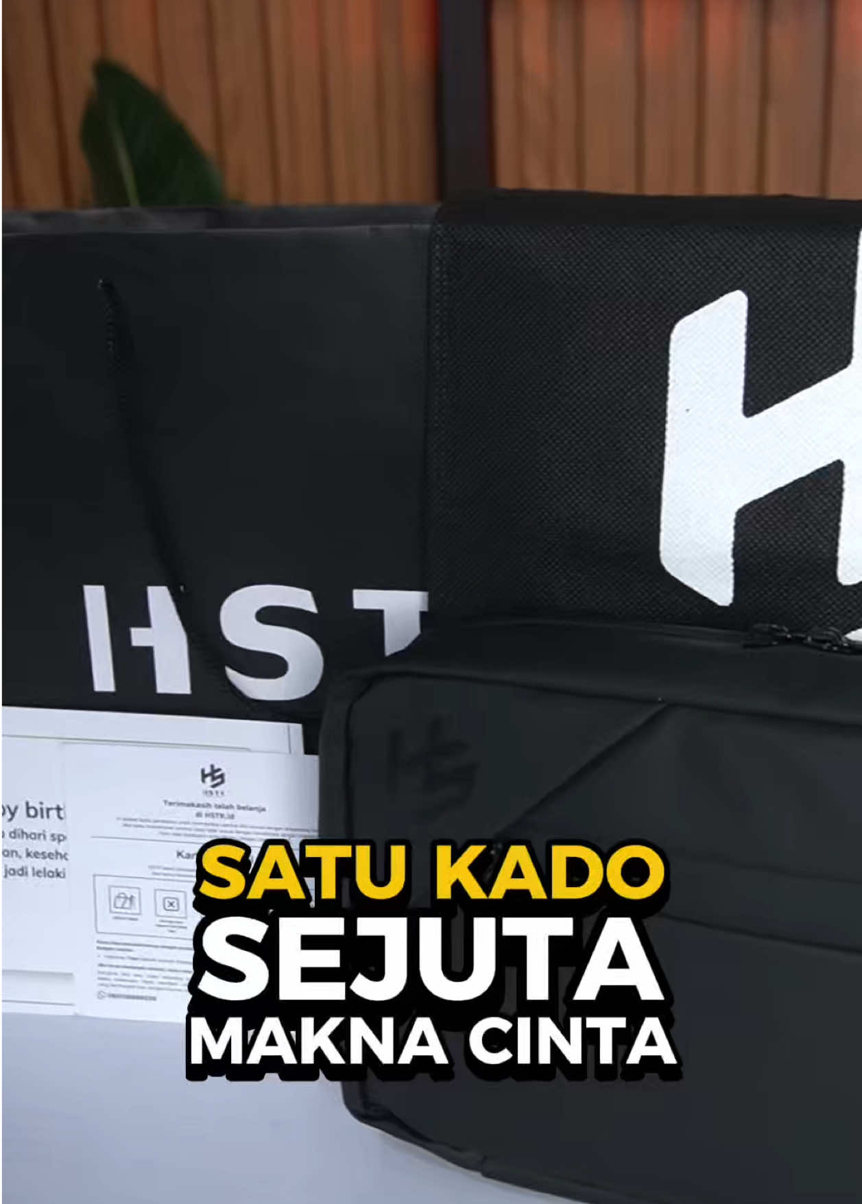 Bukan tentang seberapa mahal kadonya tapi tentang niat dan rasa yang tulus di baliknya😘😍 #hstr #simpleandclassy #rekomendasihandbag #idekadocowok #kadocowok 