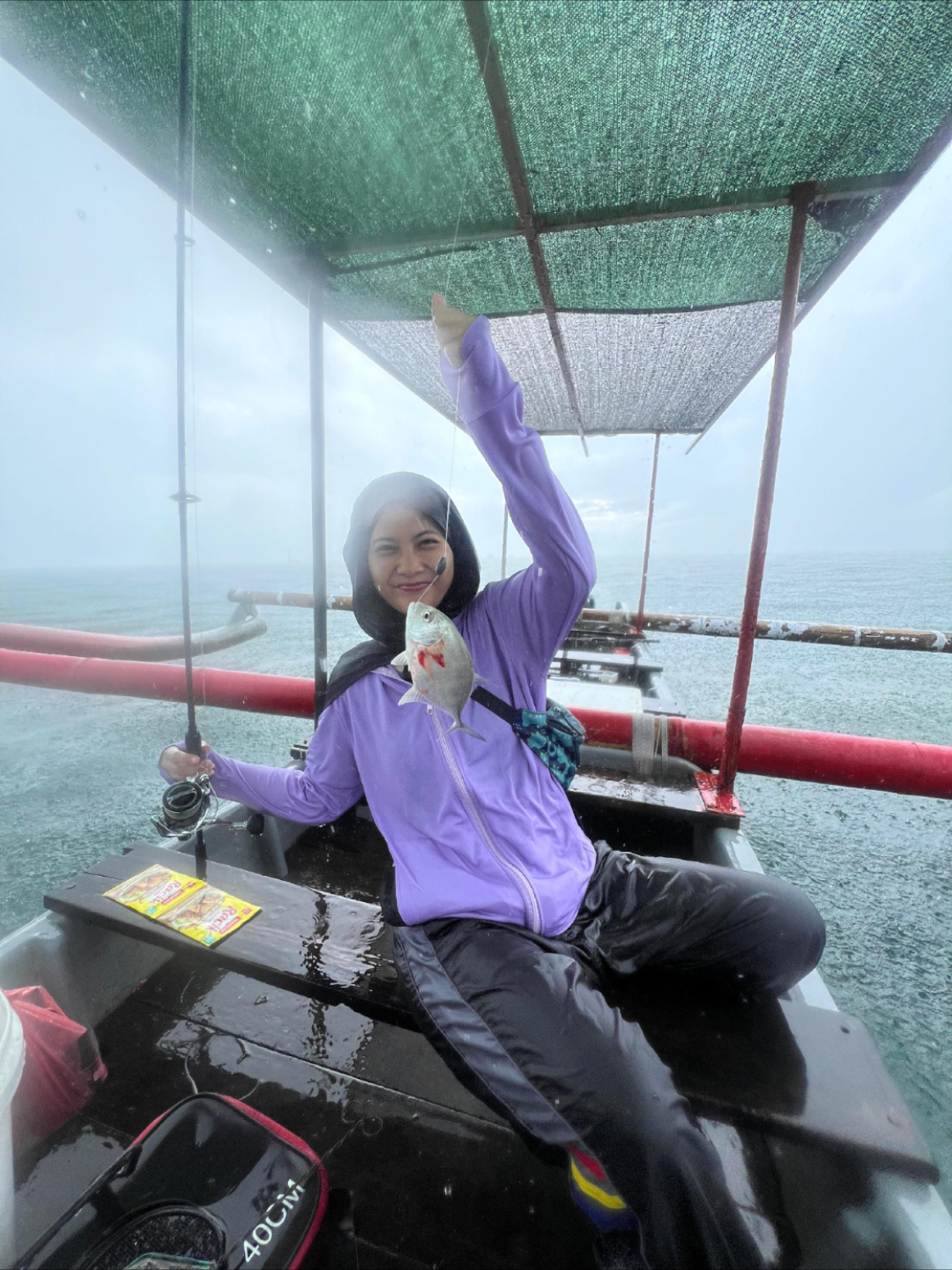 mancing di Semarang kena badai . hujan terang hujan terang ga ada artinya. yg penting mancing 😀 #spotmancingsemarang  #ladyanglersemarang #ladyangler 