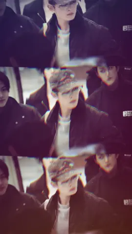 Để ý là thấy ngay mỗi lần thầy ra sân bay hay chỗ công cộng đông người là thầy rất nghiêm túc,lạnh lùng không cười nhiều,t thấy vậy cũng tốt căng vậy để mấy con fan cuồng không dám làm lừng,4 thằng kia nó hiền quá mấy con đó làm tới 🙂‍↔️#james #cortis 