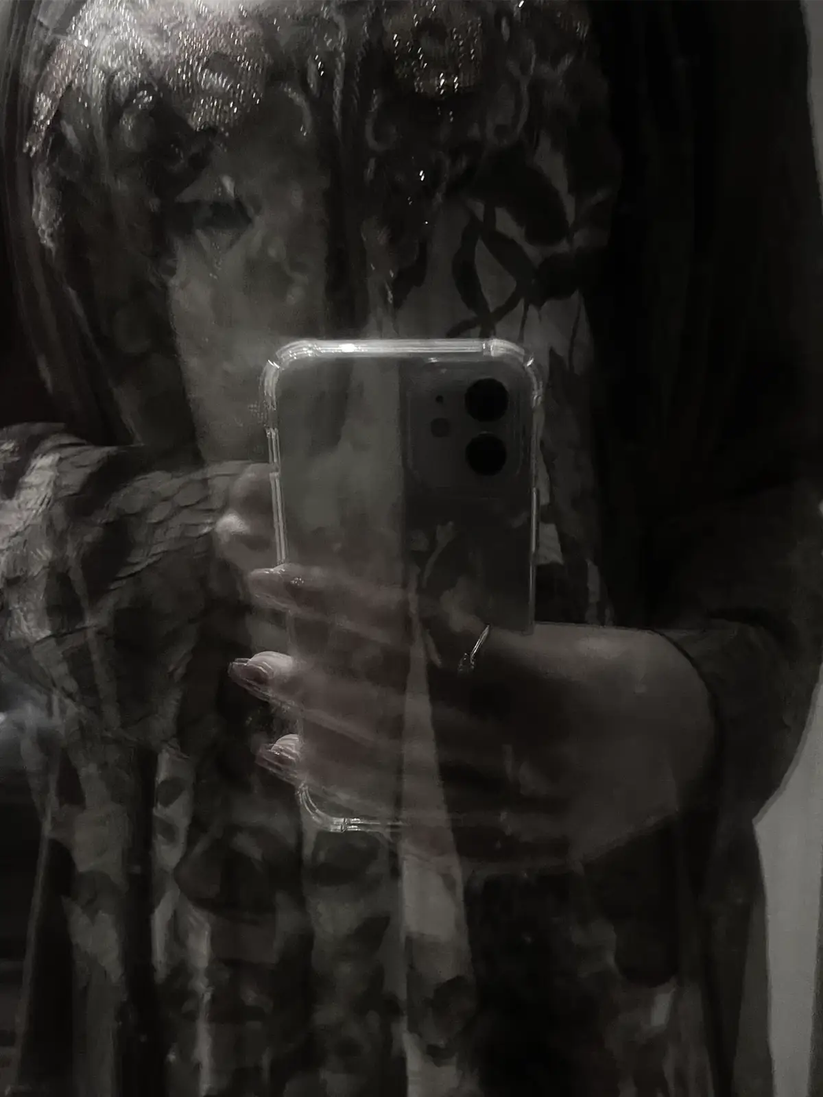 خزني بو عين ميذوبه غرنجي الطرف جذابي لو بقول اعجوبه اعجوبه فتنٍ ويثير الاعجابي كم غير كم هذا به بس احبابي هم احبابي الدلع منهج من اسلوبه والهوى صفحة من كتابي الحسن حسنه ومن صوبه له يذوق ودوم طلابي ان تكلم ينطق اعذوبه وان عتب يا حلو العتابي فيه نفسي فيه مشغوبه غاب عن عيني ولا غابي صورته في العين تسمو به في المدامع وسط الاهدابي من حشايا الروح مسلوبه شدني شوقي واسرى بي للذي له عين ميذوبه غرنجي الطرف جذابي #fyp #liwa #explore  #budhabi 