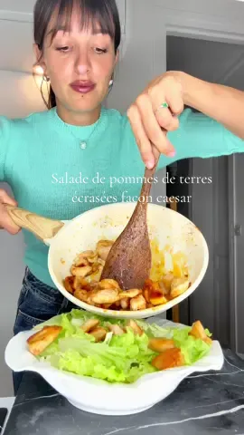 Salade de pommes de terres écrasée  Façon caesar Ingrédients  Pommes grenailles ( c’est des mini pommes de terres ) Poulet Salade romaine ou batavia  Huile d’olive Sel Paprika  Zaatar Sauce:  3 anchois ( optionnel )  1 demi citron 1 gousse d’ail 1 jaune d’œuf  100g de parmesan  1/2 cas de fromage blanc ou yaourt grec #tiktokawardsfr 
