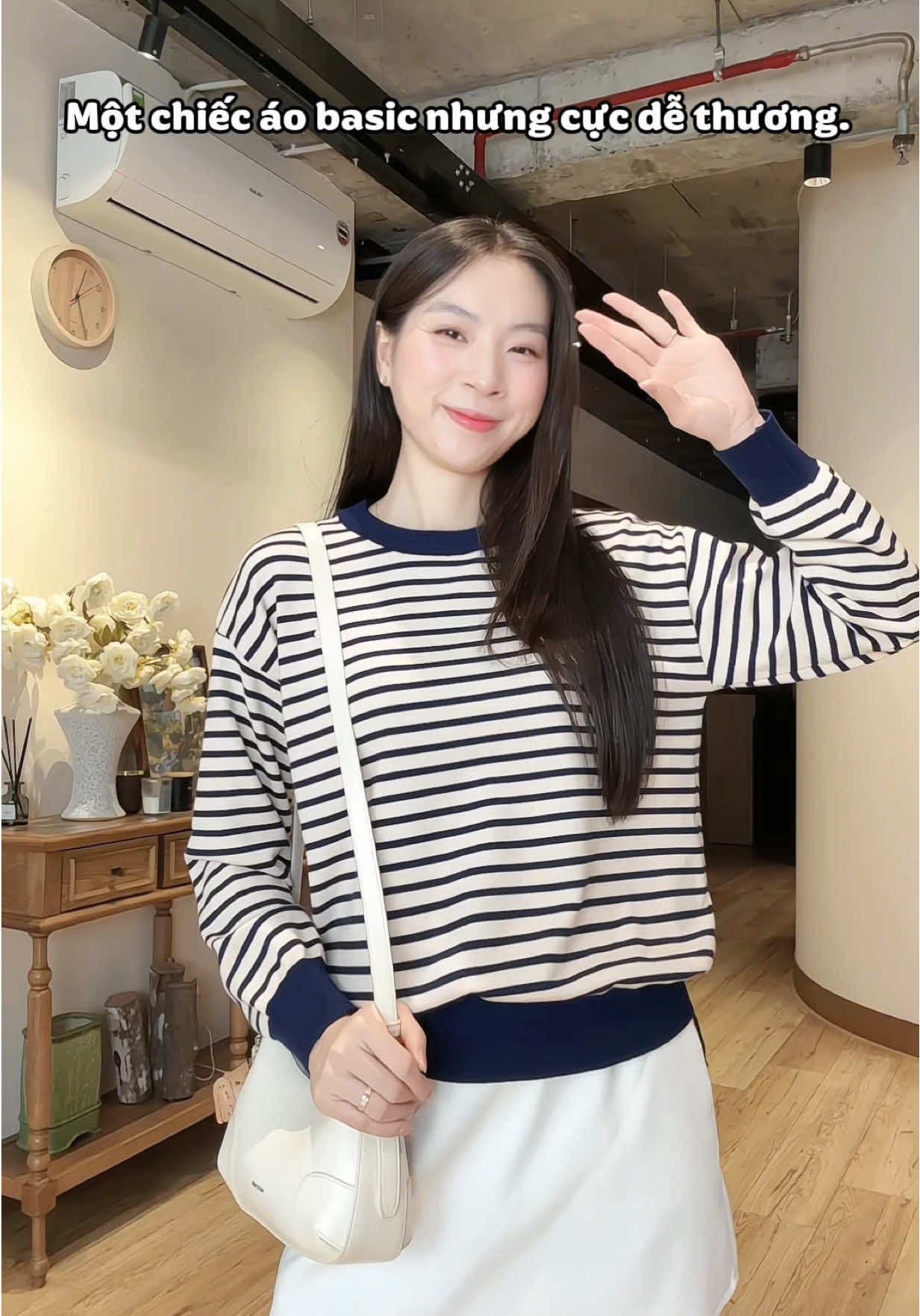 Áo kẻ ngang basic mà mặc lên xinh cực luôn 💙 #linhlunglieng #aolendaitay  #aokengang