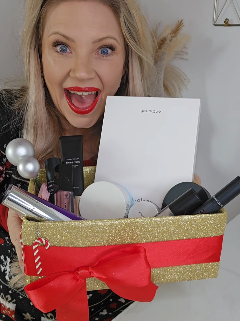 Bald gehts los Bald warten satte Rabatte auf dich Bald werden die Türen zu Yvis Younique XMas-Wonderland geöffnet.  Stay tuned und sicher dir gleich ein Plätzchen in meinem Channel oder werde direkt mein VIP. Say 'ich will' für deinen Platz 🫶🏻  #youniquemakeup #makeuplook #skincare #redlips #xmas 