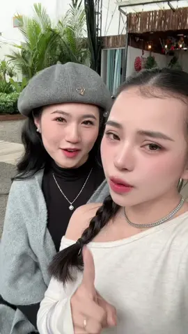 Cô ấy có tốt hơn em không?