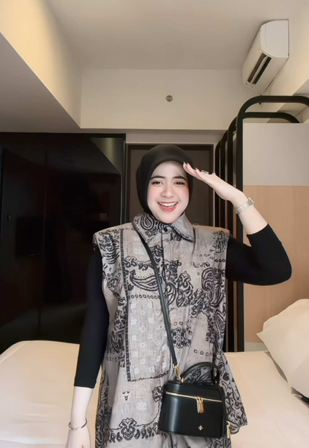 oneset begini di mall bisa 500rb an ini under 200rb woii?!🫵🏻🖤#oneset #outfitideas #outfitinspo #outfit #ootdhijabstyle 