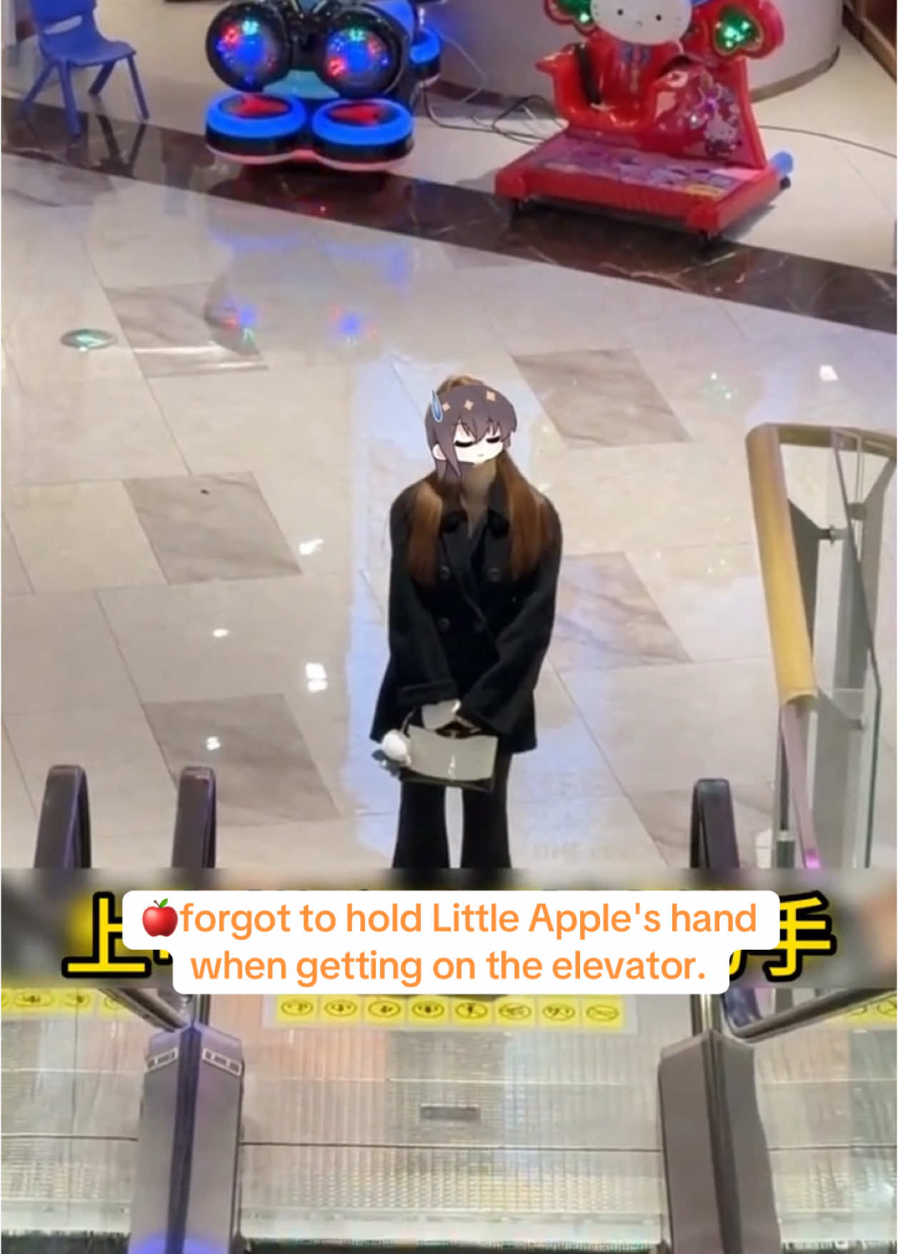 ❄️🍎 forgot to hold Little Apple's hand when getting on the elevator.😆 cr mikikoiu  #loveanddeepspace #lads #zayne #caleb #zayneloveanddeepspace #calebloveanddeepspace #恋与深空 #戀與深空 #恋と深空 #黎深 #夏以昼 