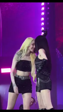 Kiềm chế lại con gái ơii, 12.000 người đang nhìn đó!!!! #LingOrm1st_ImpactFANCON #lingorm #lingorm_vnofc @Lingling Kwong @ออมออมเอง:^D 