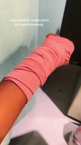 😥.                                                          #frakturtangan #fouryoupage 