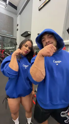 Um presente ou um antebraço misterioso ? @lua  🏷️ GNOMO - 🏷️ LUANA