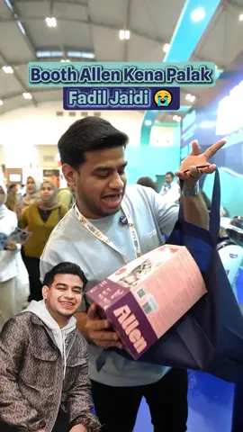 Abis meet and greet, booth Allen langsung diborong Fadil Jaidi buat restock kebutuhan si Birus🐈🩵 Cek satu-satu, liat kandungan dulu… bahan-bahannya premium, formulanya jelas, nutrisinya lengkap dan seimbang, langsung gas masukin totebag detik itu juga! Buat kamu yang mau stock kebutuhan kucing kesayangan juga, produk Allen sudah tersedia di Petshop dan E-Commerce kesayanganmu ya😻 #AllenIndonesia #AllenPurrrFect #BikinKucingLebihSehat