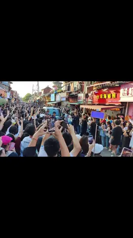 នេះមិនមែនជាលេីកទីមួយទេដែលអ្នកគាំទ្រអាចែbaមកគាំទ្រគាត់ដល់កន្លែងថតរឿង🫶☺️#dilrabadilmurat #虽然不能同时拥有一切 #迪丽热巴 #alice_cambodia🇰🇭 #fyp 