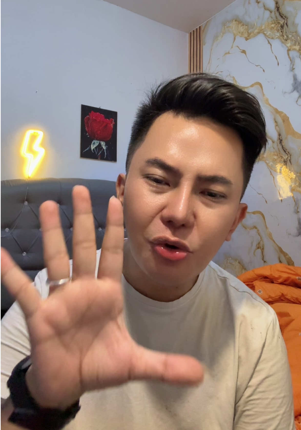 wong jahat dgn kito dak mungkin harus meratap sambil berlari dibawah air hujan sambil denger lagu tiara andini