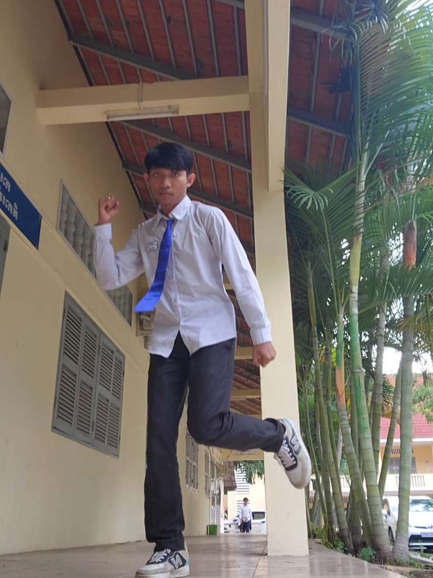 didn't make it with a good move ,but those Roblox just hit it on my fyp #otsukaresummer #roblox #viral #dance #sewh 