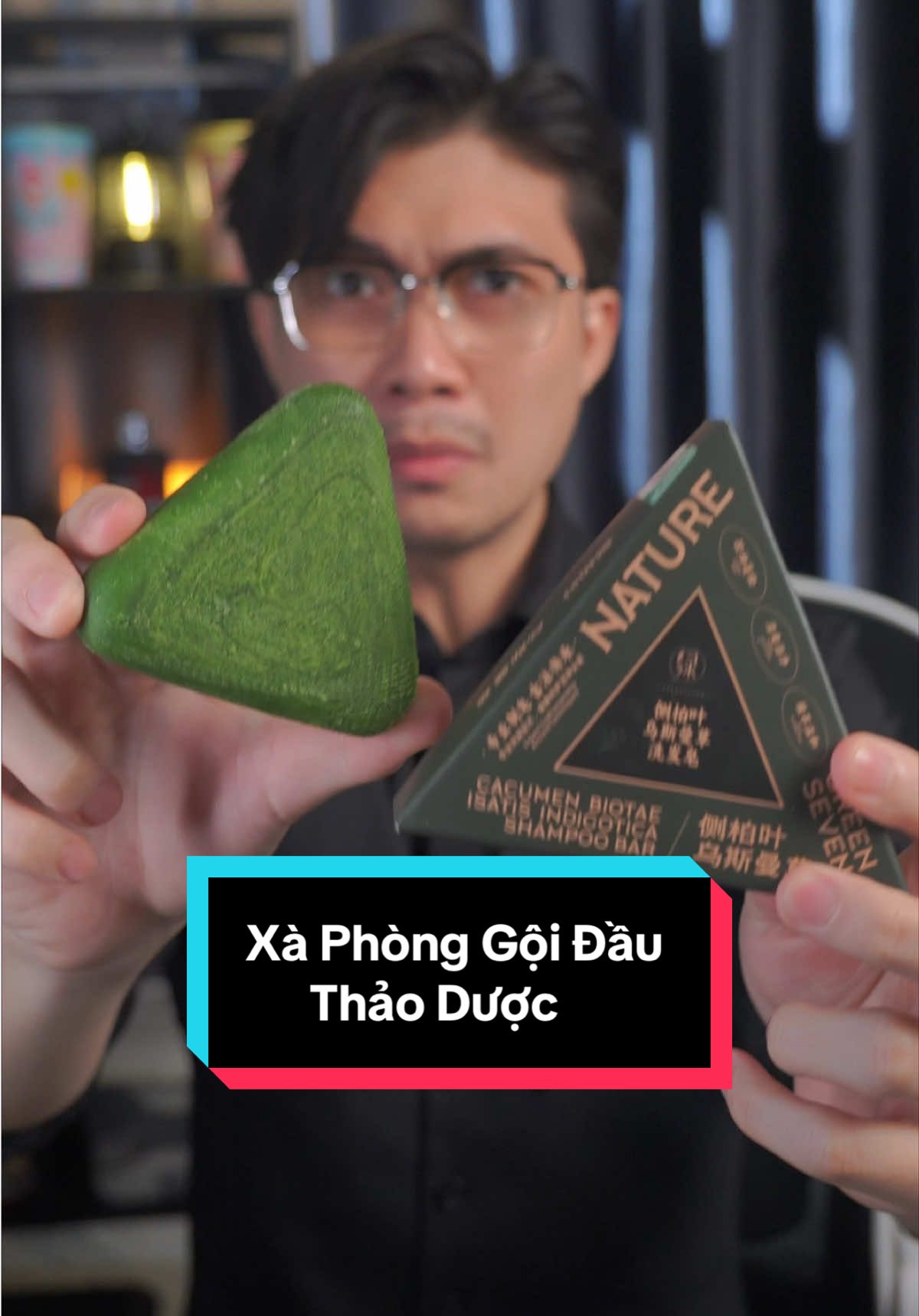 Xà phòng cục gội đầu Green Seven Em này có cỏ usman Tân Cương, nhân sâm và hà thủ ô – toàn là thảo dược quý giúp nuôi tóc chắc khỏe, mềm mượt tự nhiên. Mùi hương kiểu sạch, dịu, cực dễ chịu luôn. Dùng xong cảm giác da đầu nhẹ hẳn. Nếu bạn từng chán dầu gội công nghiệp, thử qua Green Seven – bạn sẽ hiểu thế nào là “tóc sạch kiểu thiên nhiên”. 🌿#vinhkhang014 #kanreview #greenseven #xabongthaoduoc #goidauduongsinh 