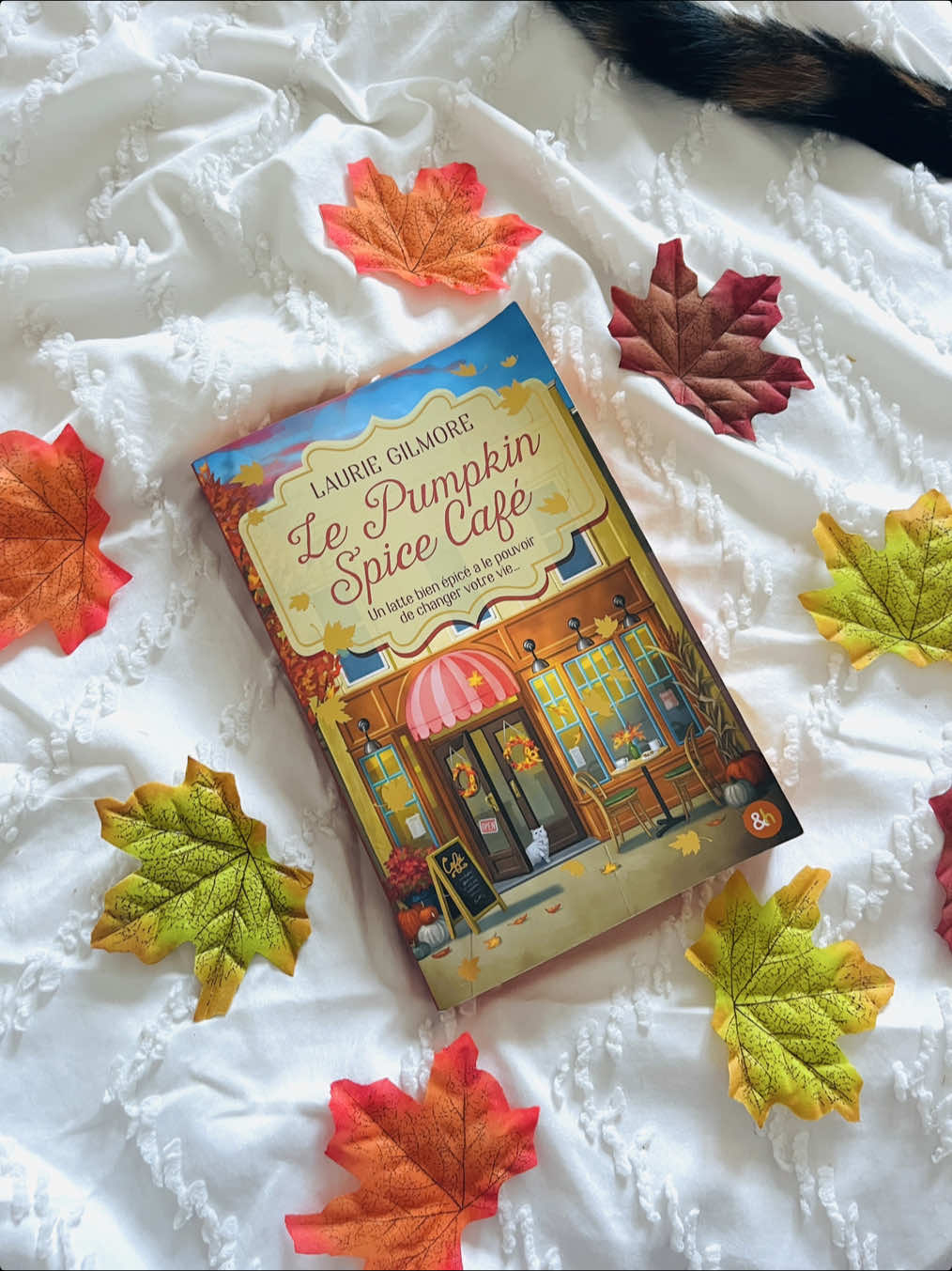 J’ai lu LE livre qui a déjà fait le tour sur les réseaux sociaux.  Après avoir vu beaucoup d’avis positifs, mais aussi beaucoup d’avis mitigés ou négatifs, je me suis lancée à mon tour.  C’est une superbe découverte pour moi. Ayant terminé juste avant un roman bouleversant et profondément poignant, cette lecture est arrivée au moment parfait comme un pansement pour mon cœur. J’ai été happée dès les premières pages. C’est une lecture fluide, prenante, et terriblement addictive que j’ai dévorée d’une seule traite.  Ce roman est une bulle de douceur, une parenthèse réconfortante qui fait du bien au moral. Oui, on devine assez vite ce qu’il va se passer, mais c’est justement ce que j’ai aimé, la simplicité, la tendresse, et le plaisir de suivre des personnages attachants auxquels on s’attache sans même s’en rendre compte.  Un plaid, une tasse de thé, et ce livre entre les mains, rien de mieux pour s’offrir un moment cocooning et apaisant. ☕️  Le tome suivant m’attend déjà dans ma pile à lire, et j’ai tellement hâte de retrouver cette douce atmosphère, ainsi que d’en découvrir davantage sur les personnages que j’ai pu rencontrer.  Et vous ? Allez-vous céder à cette tentation ? 🍂 #bookstagrammer #bookstagram #BookTok #lepumpkinspicecafé #lauriegilmore 