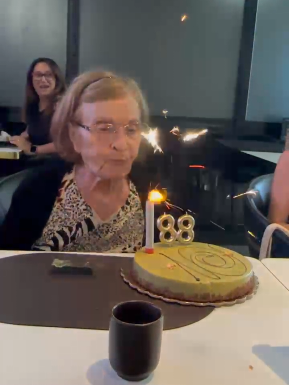 abbiamo temuto il collasso polmonare... #birthday #granny #augurirenato #ornellavanoni #candeline 