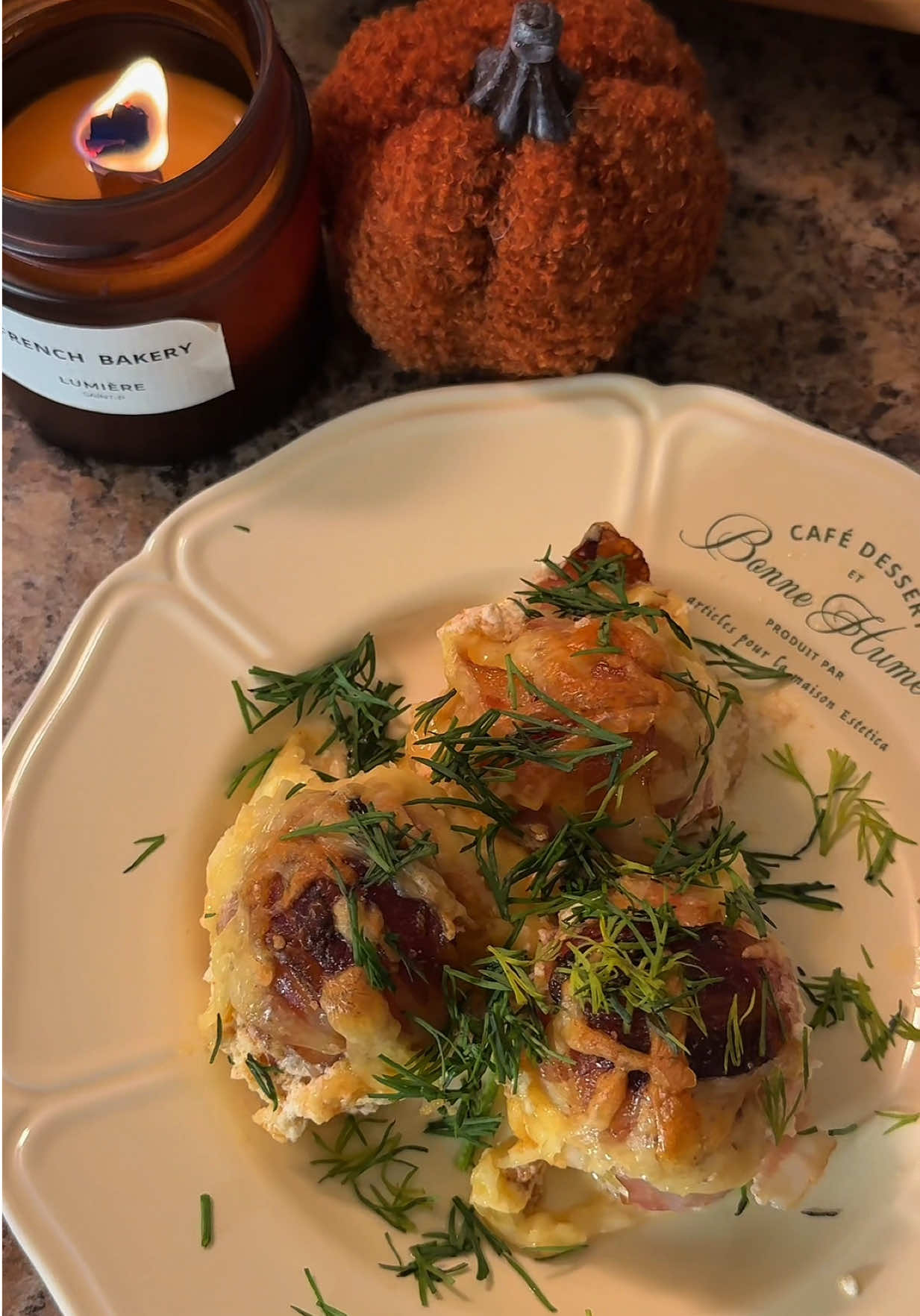 Тгк: Krylova_Lina Картошечка в беконе 💔 ﻿﻿-Картошка ﻿﻿-Бекон ﻿﻿-Соль/перец/паприка/сух.чеснок -Сметана ﻿﻿-Сливки ﻿﻿-Сыр ﻿﻿ Картофель отвариваем до состояния альденте, остужаем, добавляем специи, сметану, перемешиваем и заворачиваем в бекон. Выкладываем в форму. Делаем заливку из сливок и приправ, заливаем нашу картошечку. В духовку на 180грС на 30 минут, за 5 минут до готовности посыпаем сыром. #рекомендации❤ #рекомендации✅ #чтоприготовить #рецепты #готовка 