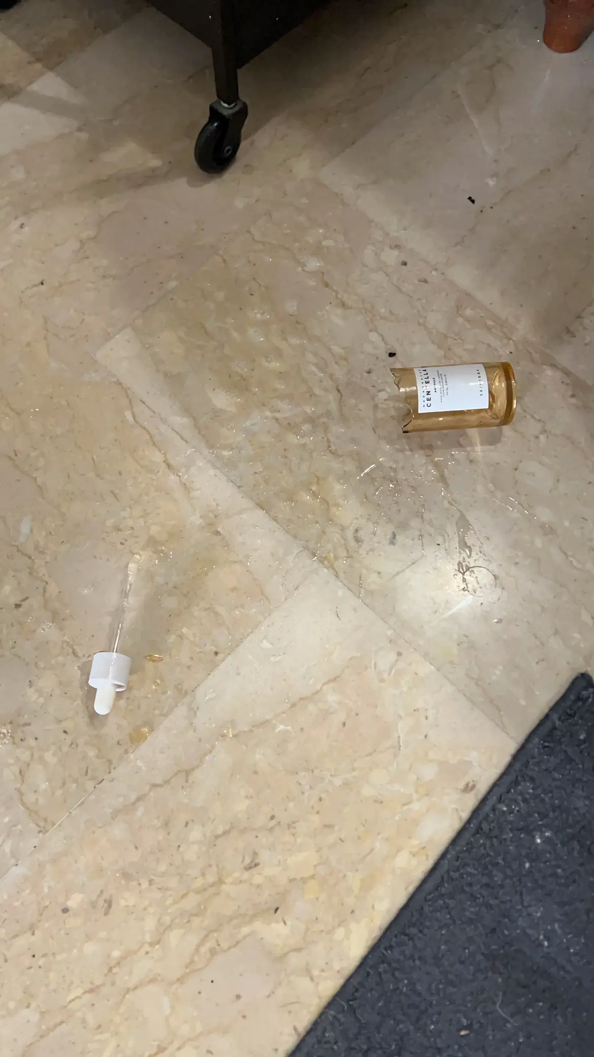 Buongiorno e buon sabato a tutti, tranne a chi mi ha mandato le maledizioni e mi ha fatto volare dalle mani il mio siero alla centella praticamente nuovo 🙂 #skin1004 @SKIN1004 US 