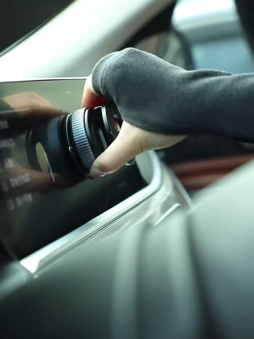 🚗📲 ¿Celular volando en cada curva? ¡Olvídate de eso! Con este soporte magnético súper potente, tu teléfono no se moverá ni un centímetro, incluso en calles con muchos huecos. ✅ Rotación 360° para GPS cómodo ✅ Doble succión extra fuerte ✅ No deja marcas ni residuos ¡Pide el tuyo y conduce sin preocupaciones! 🚚 Envío GRATIS a todo Colombia 💸 Pagas al recibir #SoporteMagnético #celular #soporteparacelular #smartphone #lasmegaofertas