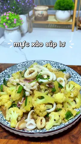 mực xào súp lơ, #TikTokAwardsVN #mucxaosuplo #nauancungtiktok #comnhahaiyen #naudeanngon 
