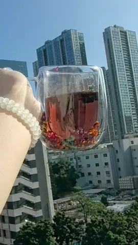 These glass flower mugs are pure magic ✨🌸 — double-walled to keep drinks warm or cold, and each one has delicate dried flowers sealed inside. They make every sip feel like a cozy moment of calm and look stunning on any coffee bar or gift table! ☕💐#coffeebarfinds #kitchendecorideas #aestheticmugs #homedecorfinds #tiktokshopcreatorpicks