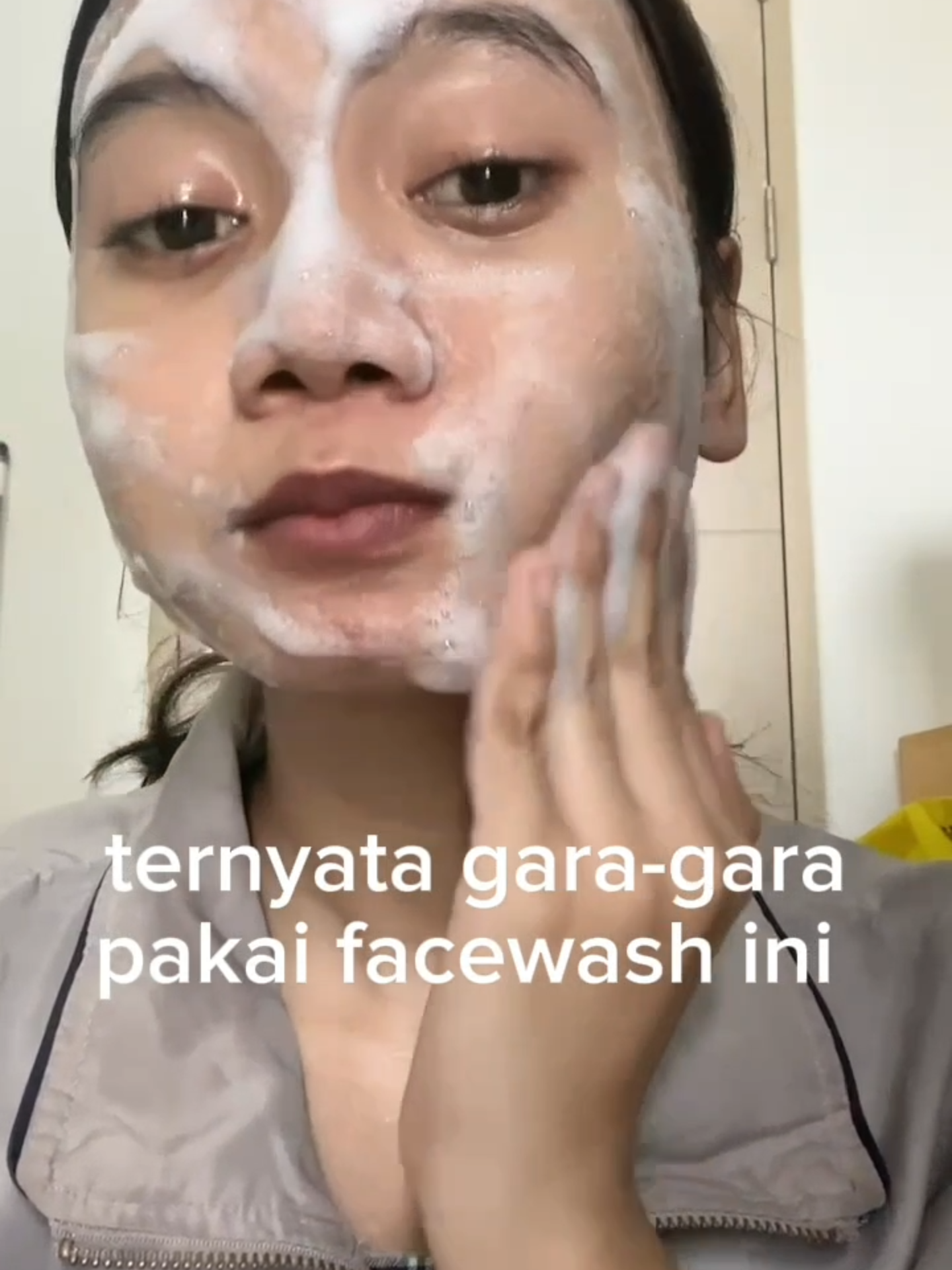 Gara-gara facial wash ini kulit aku bisa jadi kembali cerah🤩✨#fypppppppppppppppppppppppp #chaloneseskincare #atasiflekhitam #ForYourBeauty #recommendations #skincarebpomhalal #skincareroutine #wajibcoba #andalan #solution #kerutan #cerahalami #promoskincare #skincareviral #facialwash #glowingskincare #BigSale #4u #H #promoguncang1111creatormission