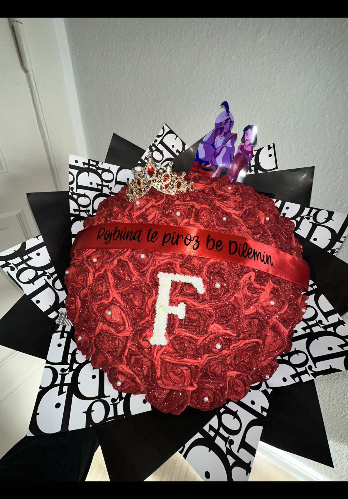 Bestellungen über Instagram 📩♥️          Instagram: bouquets.by.zahra                    #bouquet #rose #blumen #foryoupage❤️❤️ #fürdich #rosen #strauss #blumenstrauß #redroses #glitterroses #glitzerrosen #giftidea #giftinspo #geschenk #geschenkinspo #geschenkidee #personalizedgift #personalisiertesgeschenk #fyp #fyy #viral #goviral 