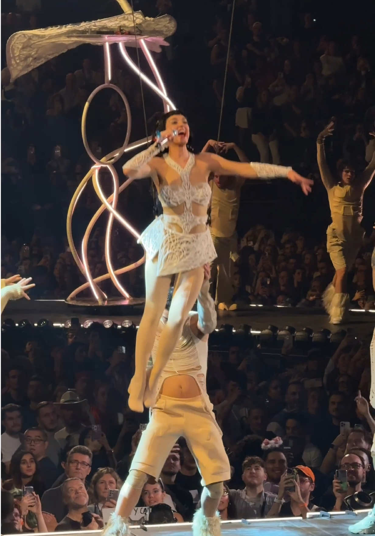 When Katy Perry takes over Paris ✨ #LifetimesTour #katyperry #paris