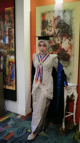 Graduation Moments🎓 . . . 📸  #graduationinspo#ootdwisuda #cinematicwisuda#kebayawisuda#inspirasiwisuda 