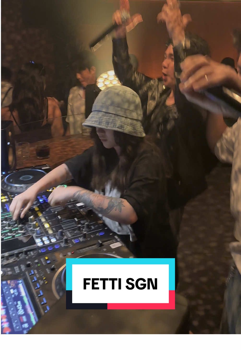 Lại là cô ấy dẫn dắt toa tàu đến với sự sôi động và không thể ngưng nhảy nhót 😎 #fyp #fetti 