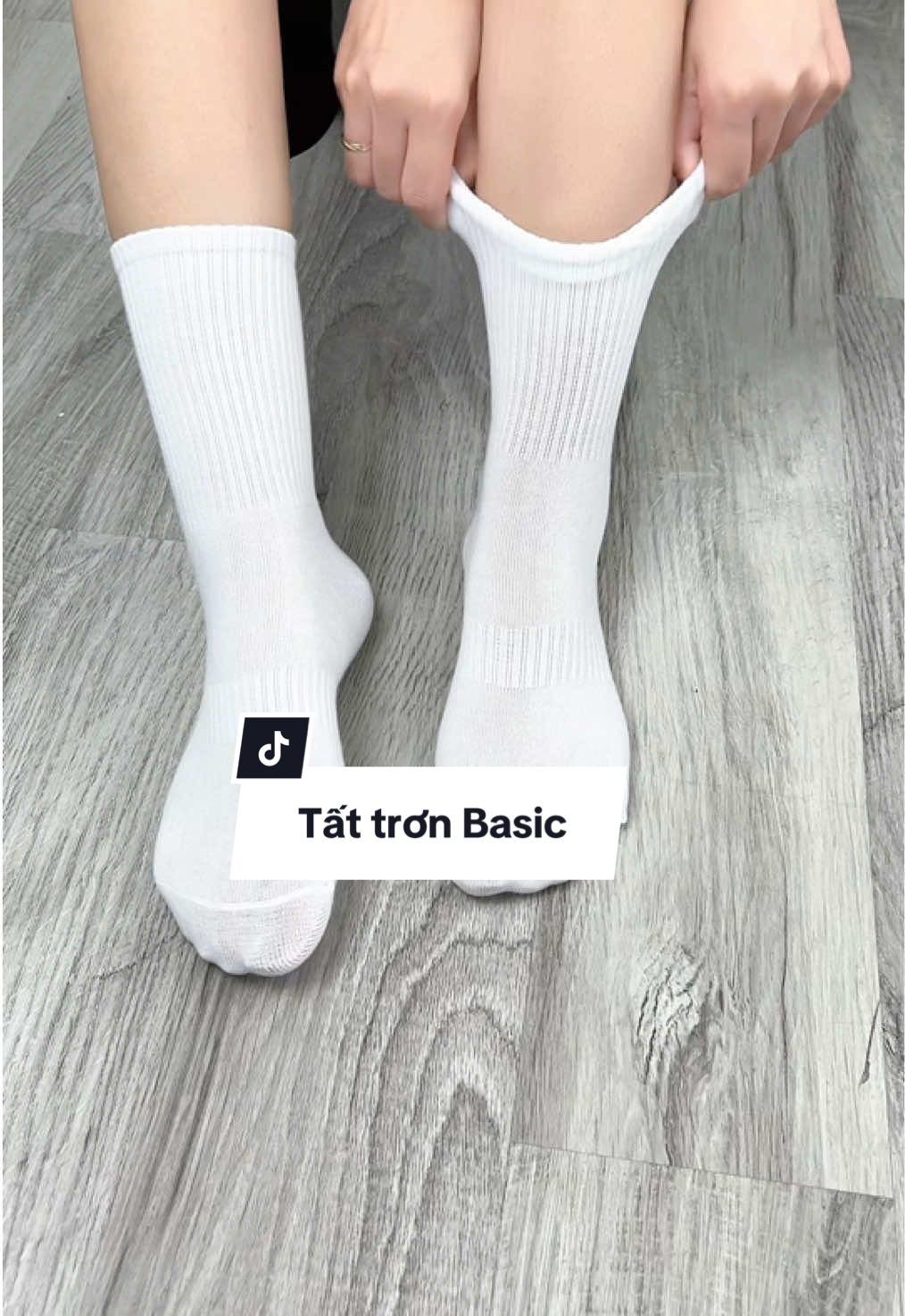 Hay đi tất mà mỗi lần tìm là không thấy, thì cứ dùng loại tất 1 màu nha. #changreview23 #tattron #tattroncaoco #upperyou #tatnamnu 