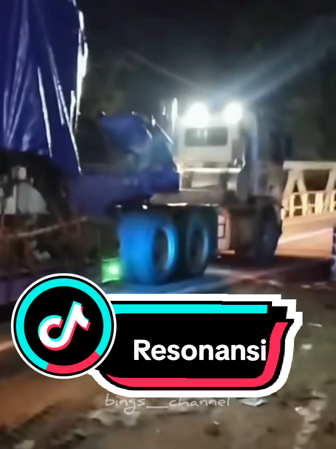 viral... untuk meminimalisir beban tumpuan dari kendaraan dan muatan berat juga getaran dari mesin kendaraan pada jembatan, sang driver trailer pembawa trafo ini menambah kecepatan kendaraannya saat melintas di atas jembatan tua ini. #dollytrailer #trailer #trafo #trukviral #cianjurselatan 