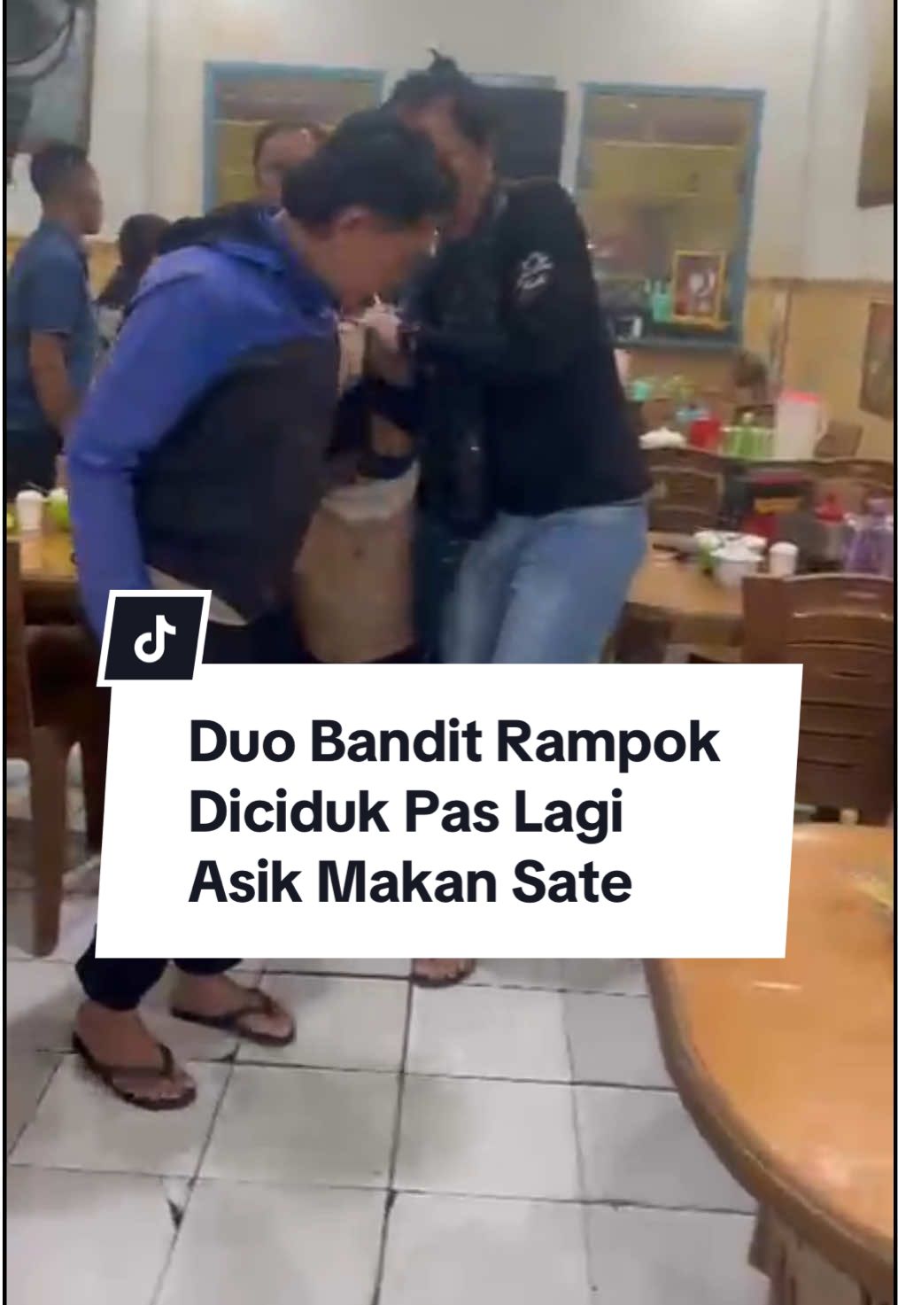 Duo Bandit Rampok Diciduk Pas Lagi Asik Makan Sate —  Bengkulu (8/11/2025) - Aksi santai dua bandit lintas provinsi berujung apes. Muhammad Yuda Abdurohim (26) dan Muhammad Yudo Abdurrahman (26), dua kakak beradik asal Empat Lawang, Sumatera Selatan, diciduk tim gabungan Resmob Macan Gading Polresta Bengkulu saat tengah asyik makan sate di kawasan Jalan Salak Raya, Kelurahan Panorama, Kota Bengkulu, Jumat (7/11) sore. Penangkapan berlangsung cepat. Setelah menerima informasi keberadaan keduanya, tim gabungan yang terdiri dari Resmob Macan Gading Polresta Bengkulu, Opsnal Polsek Ratu Agung, Opsnal Polsek Ulu Musi Empat Lawang, serta Intelmob Polda Bengkulu langsung bergerak ke lokasi sekitar pukul 16.40 WIB. Tanpa perlawanan berarti, keduanya langsung diamankan dan digelandang ke Polresta Bengkulu untuk proses lebih lanjut. “Kedua pelaku kami amankan di Bengkulu, mereka sudah kami serahkan ke penyidik Polsek Ulu Musi untuk proses hukum selanjutnya,” ujar salah satu anggota tim di lokasi penangkapan. Sebelumnya, Yuda dan Yudo dilaporkan melakukan tindak pemerasan bersenjata tajam di Jembatan Air Latak, Desa Padang Tepong, Kecamatan Ulu Musi, Kabupaten Empat Lawang, pada Kamis malam (23/10). Keduanya menghadang mobil yang dikendarai korban Yusril Iza Mahendra (23), warga Desa Nibung, Lintang Kanan, dengan cara mengejar dan mengancam korban menggunakan senjata tajam di pinggang. Korban sempat melarikan diri hingga ke simpang Perigi dan meminta bantuan warga. Setelah situasi terkendali, korban melaporkan peristiwa itu ke Polsek Ulu Musi. Dari hasil penyelidikan, polisi memastikan identitas pelaku dan melakukan pengejaran lintas wilayah hingga ke Bengkulu. Yuda dan Yudo kini harus mempertanggungjawabkan perbuatannya atas dugaan tindak pidana pemerasan dan pengancaman sebagaimana dimaksud dalam Pasal 335 KUHP jo Pasal 368 KUHP. Keduanya akan segera diserahkan ke penyidik Polsek Ulu Musi untuk proses hukum lebih lanjut. (Cik) @amexgia @