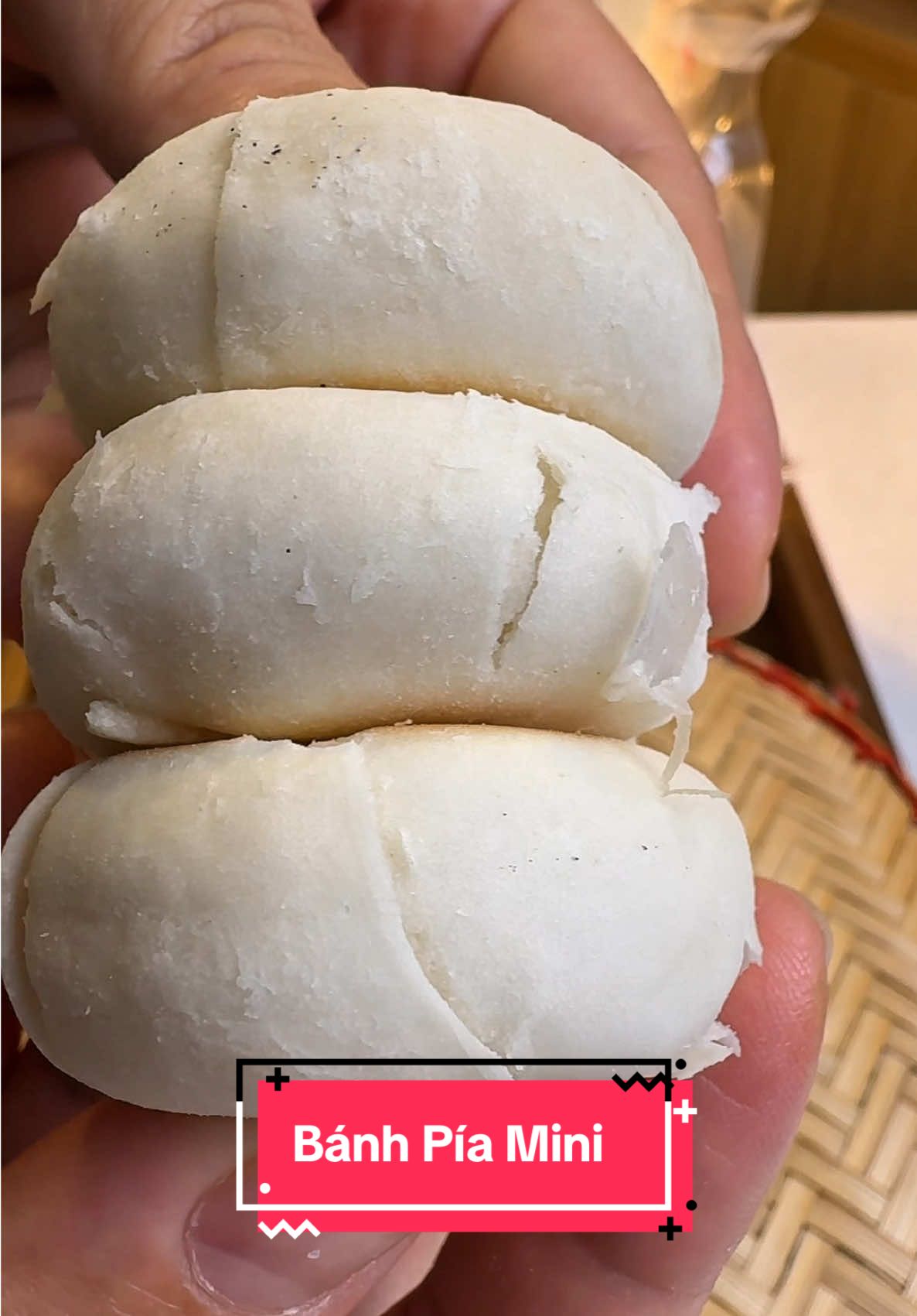Đây là vỏ bánh bía mà nhân dừa non nghe thôi là biết ngon rồi đó #bepcuagiao #mukbang #banhpia #banhpianhanduanonsaurieng #banhpiatandanloi 