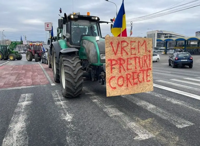 Diferențele mari de preț la motorină dintre România și țările vecine afectează semnificativ profitul transportatorilor români. Reprezentanții Uniunii Naționale a Transportatorilor Rutieri din România notează că fără un sistem real de rambursare a accizei, România își pierde competitivitatea, iar bugetul de stat are de suferit. Creșterea accizei la motorină a dus la o pierdere rapidă a competitivității pentru transportatori, afectând economia națională. Prețurile mai mari din România scad marjele de profit ale operatorilor, deja foarte mici. Din cauza acestor condiții, cumpărarea combustibilului în România devine neprofitabilă, ceea ce împinge companiile să își procure motorina din alte țări. România are unele dintre cele mai ridicate accize din Uniunea Europeană, ceea ce generează diferențe de preț semnificative față de regiune. De exemplu, România percepe 2. 548,35 lei pentru 1. 000 litri, mult peste minimul european. Aceasta face ca alimentarea în România să devină o pierdere pentru transportatori, care operează cu marje de profit extrem de mici. Transportatorii aleg să se alimenteze în alte țări, unde prețurile sunt mai avantajoase, ceea ce reduce veniturile fiscale ale României. Camioanele pot transporta suficiente combustibil pentru mii de kilometri, astfel că șoferii își planifică rutele pentru a alimenta acolo unde costurile sunt mai mici. Această migrare a consumului de motorină afectează negativ baza de colectare a accizelor, contrar intenției de a crește veniturile prin majorarea accizei.