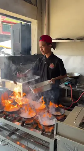 Masa Jualan Sambel harus kayak gini??? Katanya kalau malam ramenya luar biasa..