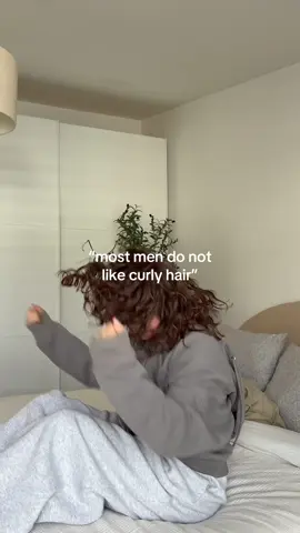 Agli uomini non piacciono i capelli ricci 🙂‍↔️ una bella notizia!  Credits to @Moki ✨ #wavyhairinspo #naturalwavyhair #capellimossi #naturalwavygirls 