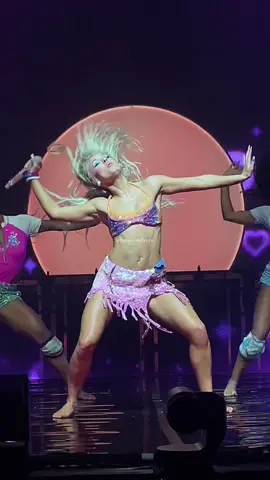 Zara larsson doing her little break dance before singing never forget you #zaralarsson #fyp #concert #dublin #viral 