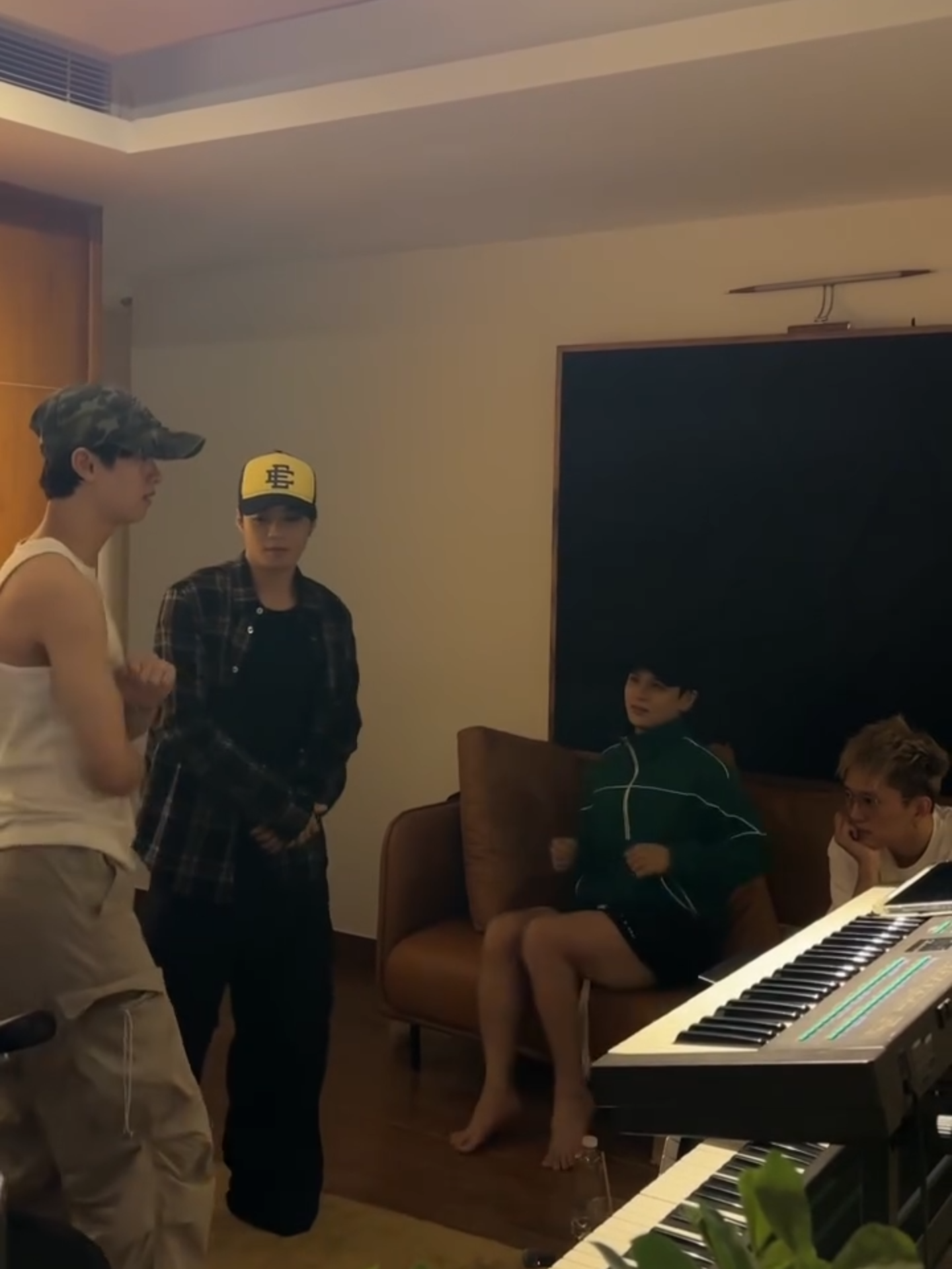 Dù hơi sập nguồn hơi ngơ nhẹ rồi nhưng thấy mấy anh quẩy dzui quá là cũng phải quẩy chung 🥰🥰🥰 Rồi người thì size S mà mua cái quần thì size XXL, quẩy coi chừng dẫm ống quần tes nha nhỏ kia 😂😂😂 Nguồn: nhacuabao110  #Negav #AnhTraiSayHi2025 #AnhTraiSayHi #NegavAnhTraiSayHi2025 #viraltiktok