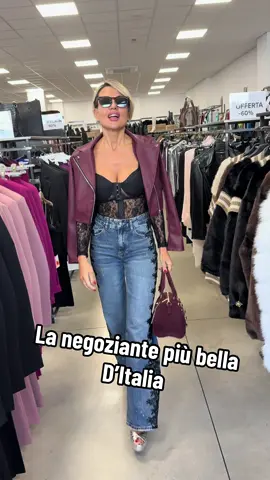 🖤 Outfit completo firmato Crisma Fashion Brands! Giubbino, jeans, maglia, borsa e occhiali 😎 Un look pazzesco, curato in ogni dettaglio… 👉 tutto a soli 135 euro! 🔥 Stile, qualità e prezzo imbattibile — solo da Crisma Fashion Brands, dove la moda è vera… e alla portata di tutti ✨ #CrismaFashionBrands #OutfitCompleto #ModaDonna #LookPerfetto #SpecialPrice     