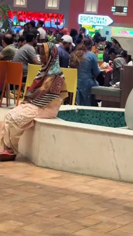 شاپنگ  مال میں یہ معصوم لڑکی ،اشرافیہ سے تعلق رکھنے والے فیملی کیساتھ ائی تھی مزکورہ فیملی سارے ہمارے انکھوں کے سامنے kfcکھانے بیٹھ گئے اور اس معصوم ،مجبور اور لاچار لڑکی کو ااپنے ساتھ بیٹھنے نہیں دیا بلکہ ان کو الگ تلگ بیٹھنے دیا ،جو ہمارے معاشرے کی لیے لمحہ فکریہ ہے
