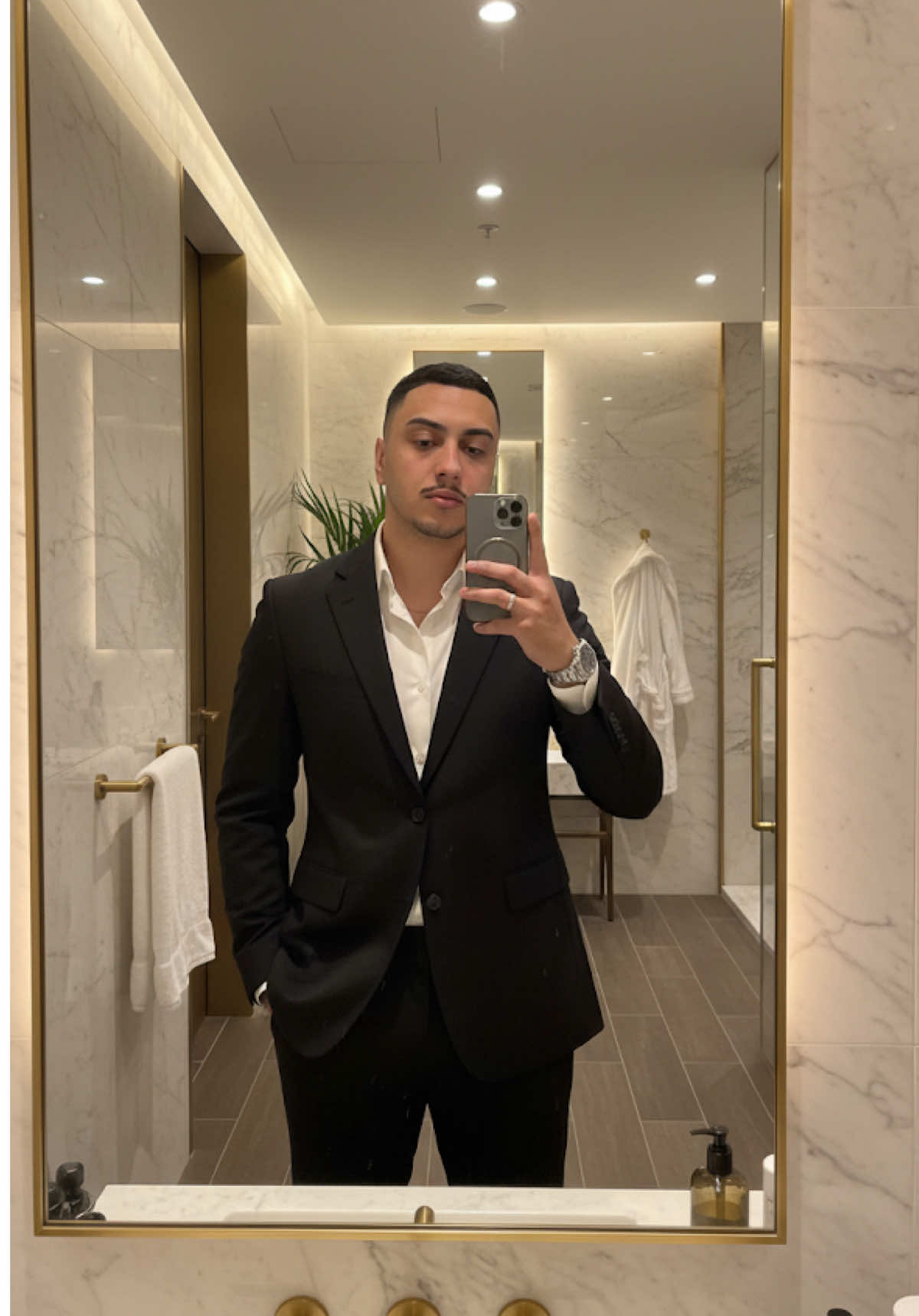 👑Como usar no Gemini 1️⃣Abra o app Google Gemini 2️⃣Selecione uma foto da sua galeria 3️⃣Cole o prompt de texto 📎Prompt FIXADO nos comentários  #promptgemini #promptart #gemini #chatgpt #ia Prompt gemini masculino / natural 