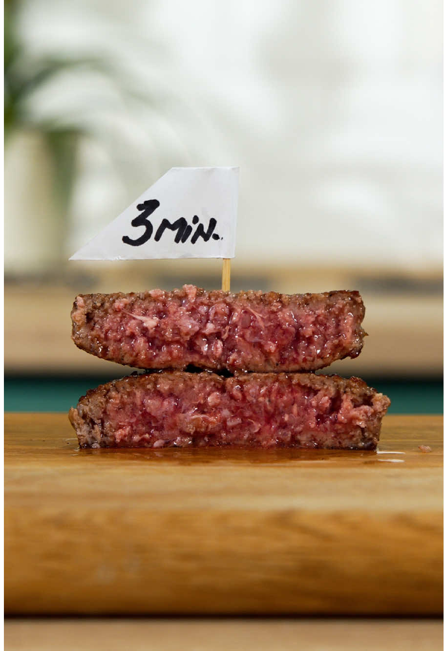 Beef Burger Test 30 sec. - raw. 1 min. - raw 2 min. - my favorite 🤪 3 min. - good 4 min. - way overcooked 🙄 This is a test to cook burger meat properly. What do you think of this test? Leave me a comment and tell me what else you want me to test 🥳 #burger #meat #test #fyp #foryou 